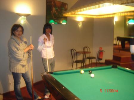 c'est nabila et nawal au billard